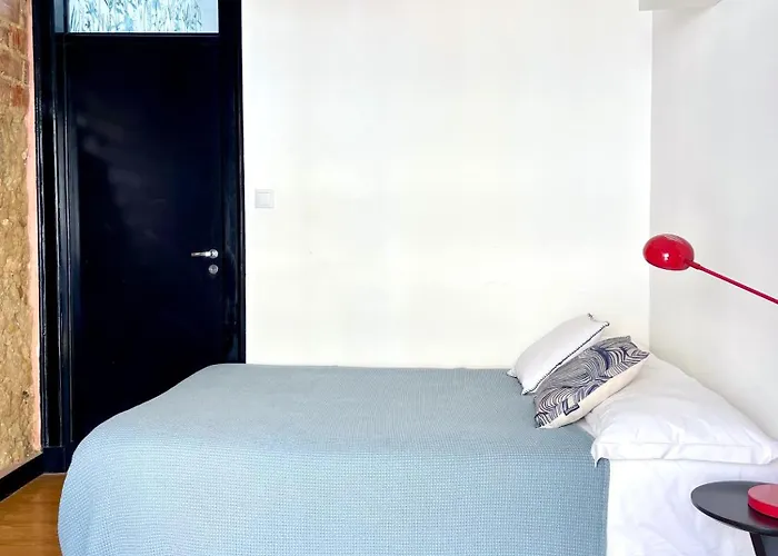 Hidden Gem Rustic Modern 2 Bedroom Flat *